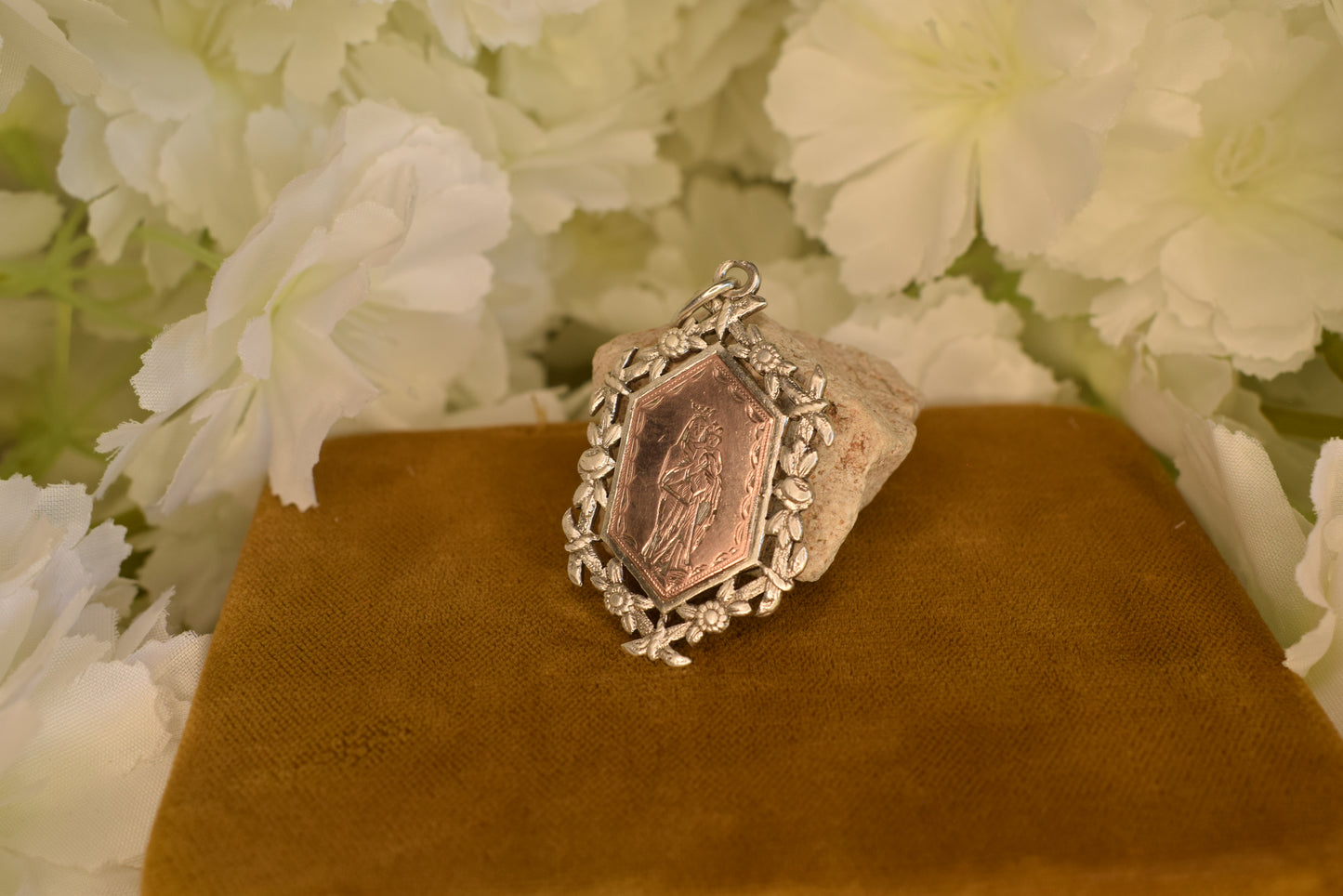 Large Antique Religious Medal in Solid Silver and Rose Gold Plate, Virgin and Child – Souvenir of Notre-Dame du Sacré-Cœur d'Issoudun – French Pendant, 19th/Early 20th Century
