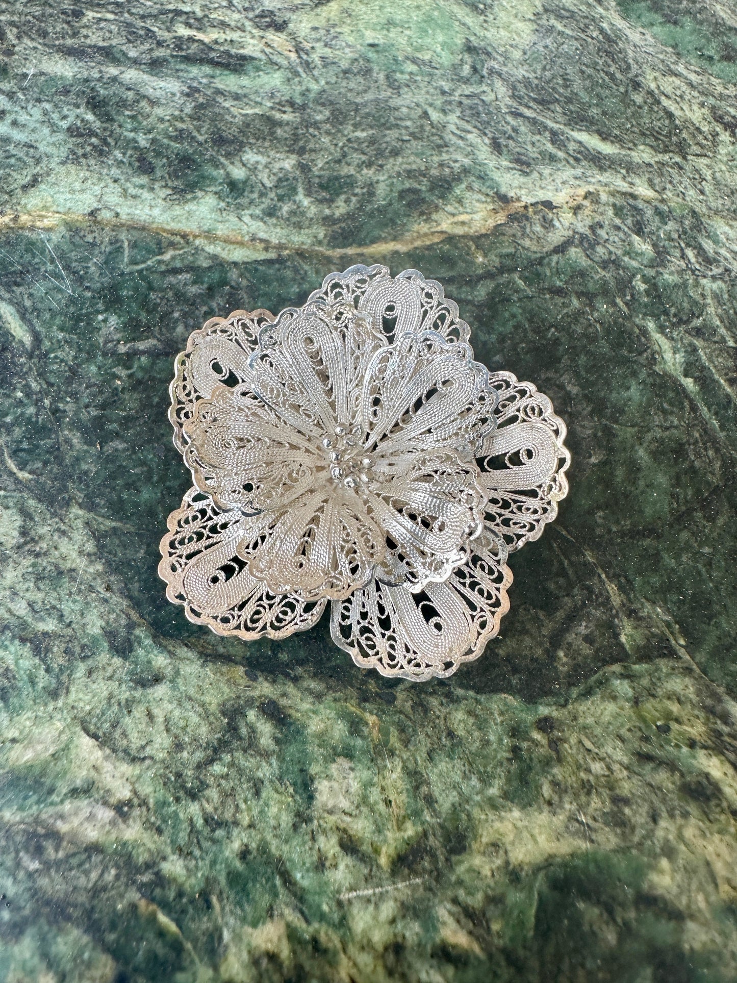 Superb vintage brooch in 925 sterling silver, delicate filigree in the shape of a flower. Refined jewelry from the 1970s, ideal for antique jewelry lovers or as an elegant gift. Fast, careful shipping