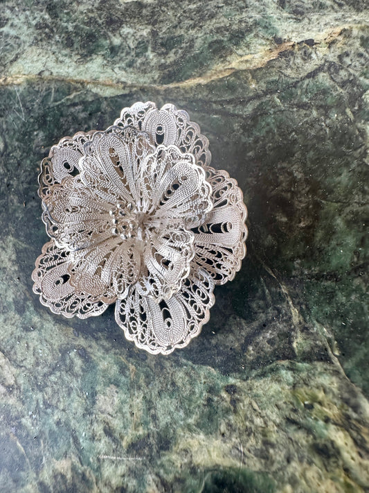 Superb vintage brooch in 925 sterling silver, delicate filigree in the shape of a flower. Refined jewelry from the 1970s, ideal for antique jewelry lovers or as an elegant gift. Fast, careful shipping