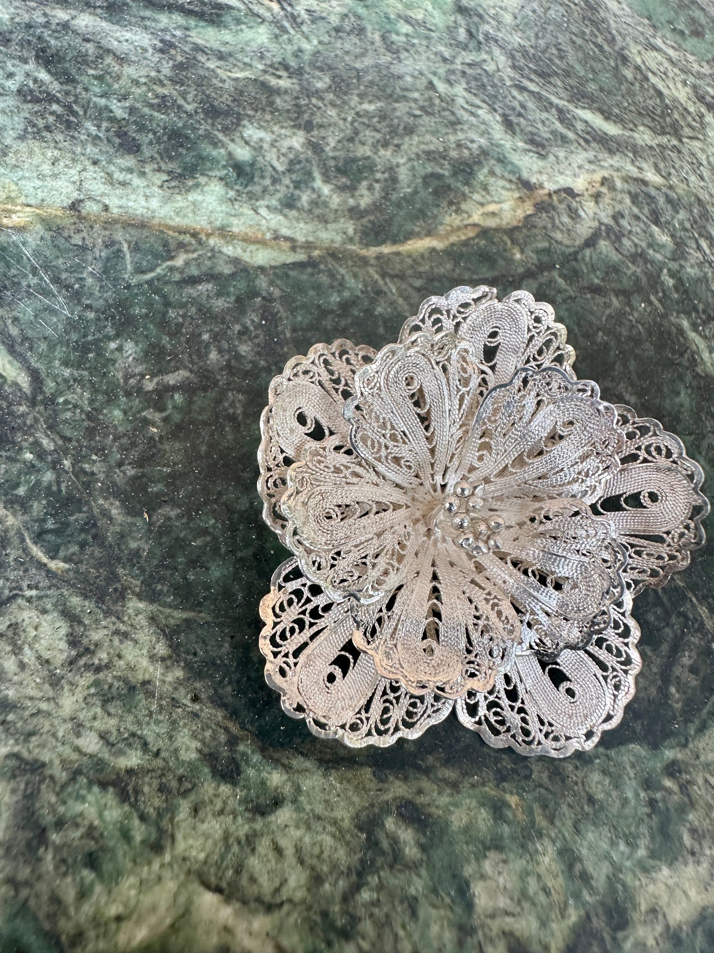 Superb vintage brooch in 925 sterling silver, delicate filigree in the shape of a flower. Refined jewelry from the 1970s, ideal for antique jewelry lovers or as an elegant gift. Fast, careful shipping