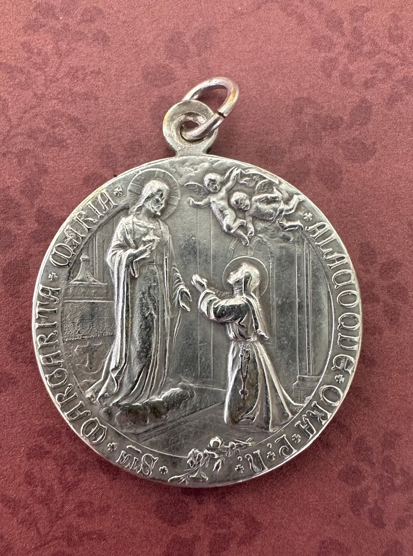Silver-plated bronze religious medal depicting Saint Marguerite-Marie Alacoque, the Sacred Heart of Jesus and Pope Benedict XV. An ancient and spiritual jewel, ideal for a collection or as a gift of faith.