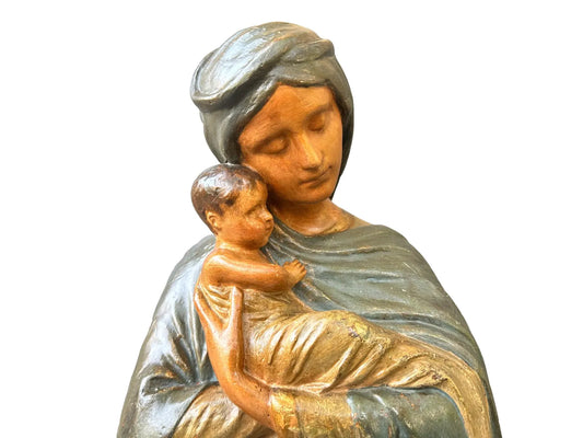 Religious sculpture in polychrome plaster depicting the Virgin and Child, dating from the early 1900s. A work of sacred art rich in detail and symbolism.