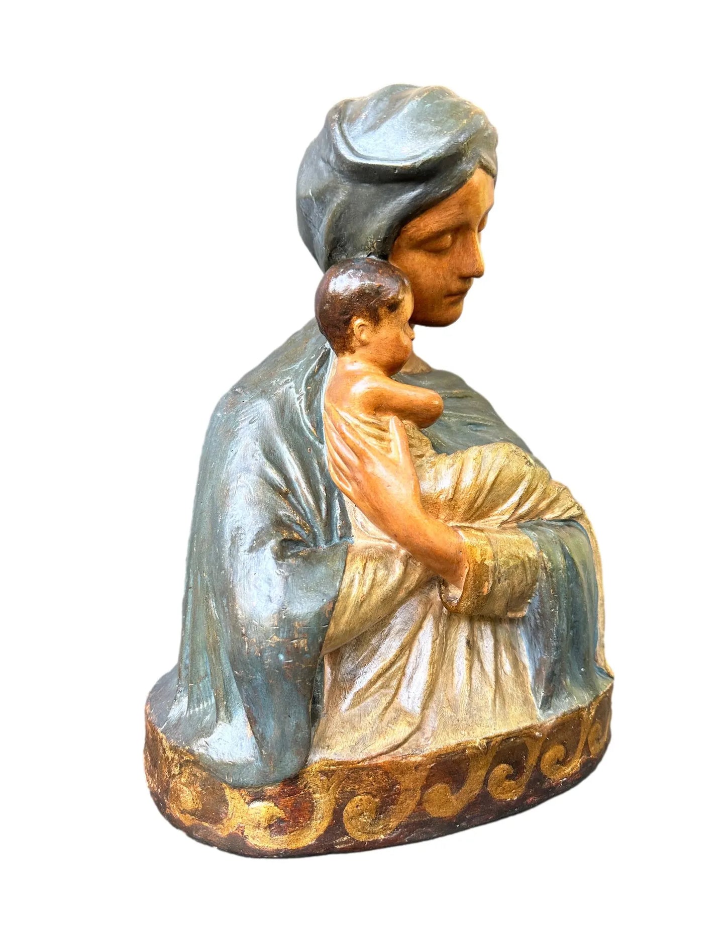 Religious sculpture in polychrome plaster depicting the Virgin and Child, dating from the early 1900s. A work of sacred art rich in detail and symbolism.