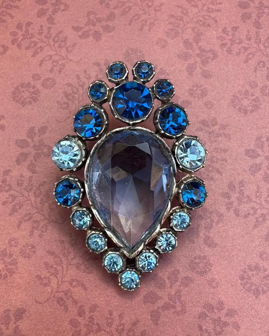 Elegant Art Nouveau brooch in silver-plated metal with vintage floral motifs - Refined retro jewelry, timeless fashion accessory