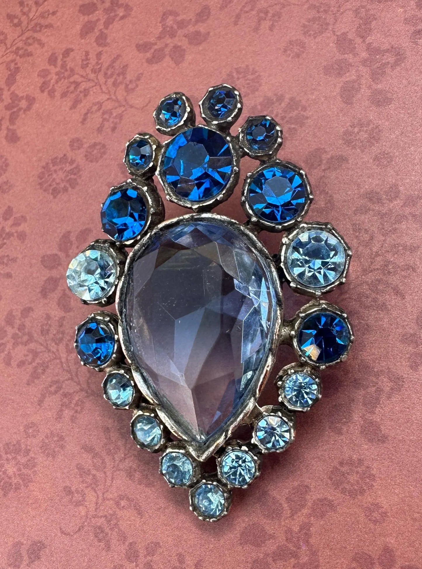 Elegant Art Nouveau brooch in silver-plated metal with vintage floral motifs - Refined retro jewelry, timeless fashion accessory