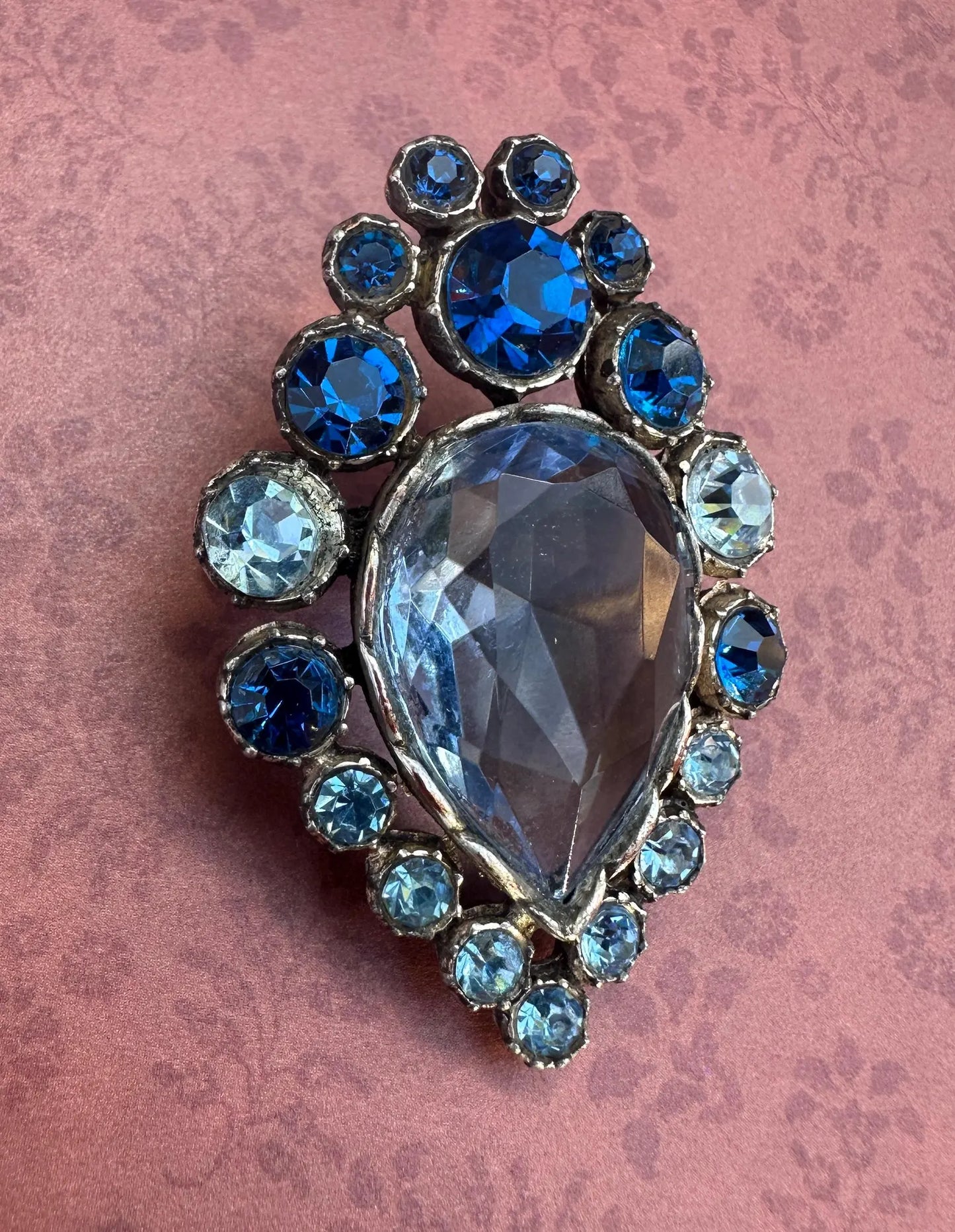 Elegant Art Nouveau brooch in silver-plated metal with vintage floral motifs - Refined retro jewelry, timeless fashion accessory