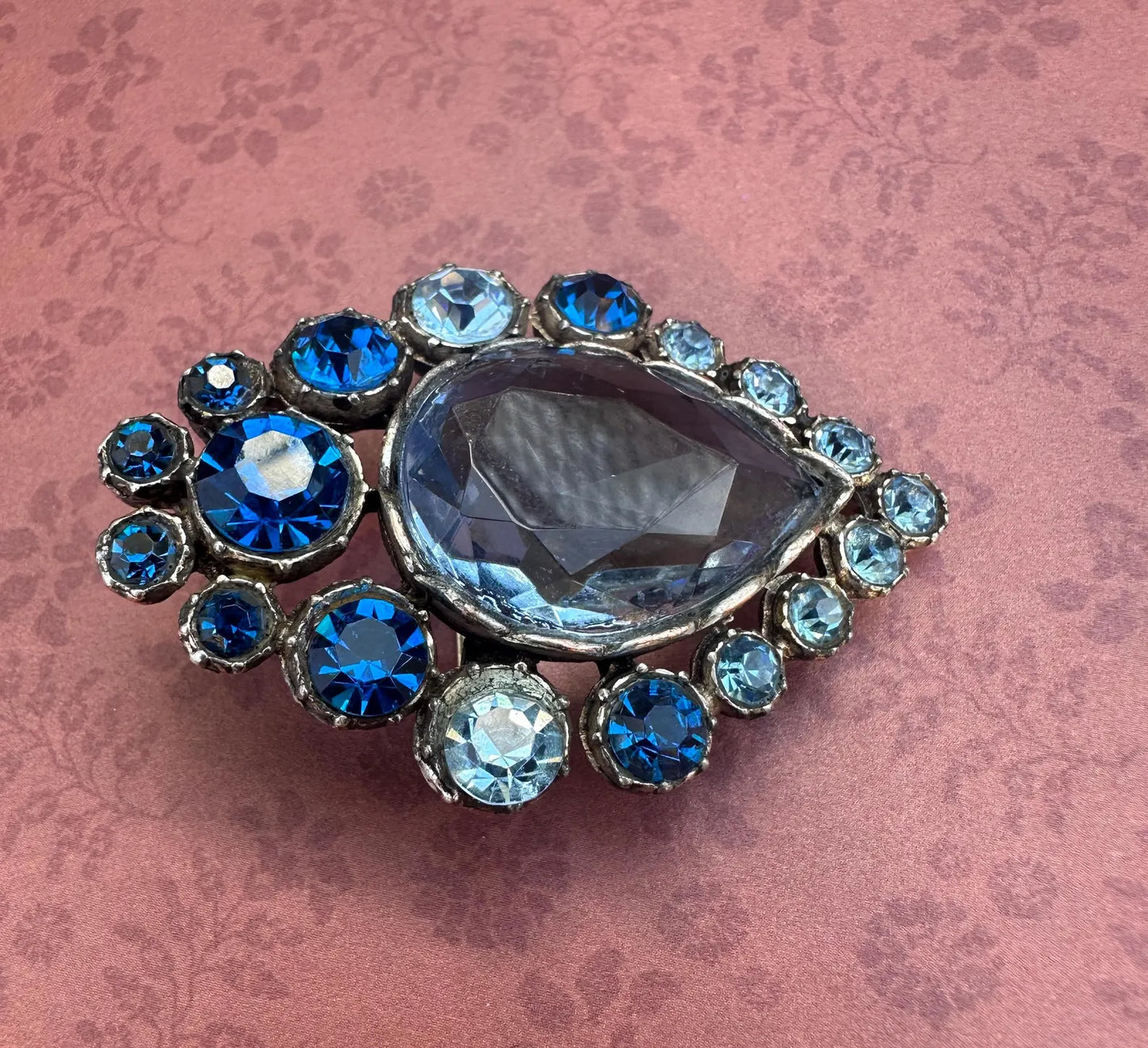 Elegant Art Nouveau brooch in silver-plated metal with vintage floral motifs - Refined retro jewelry, timeless fashion accessory