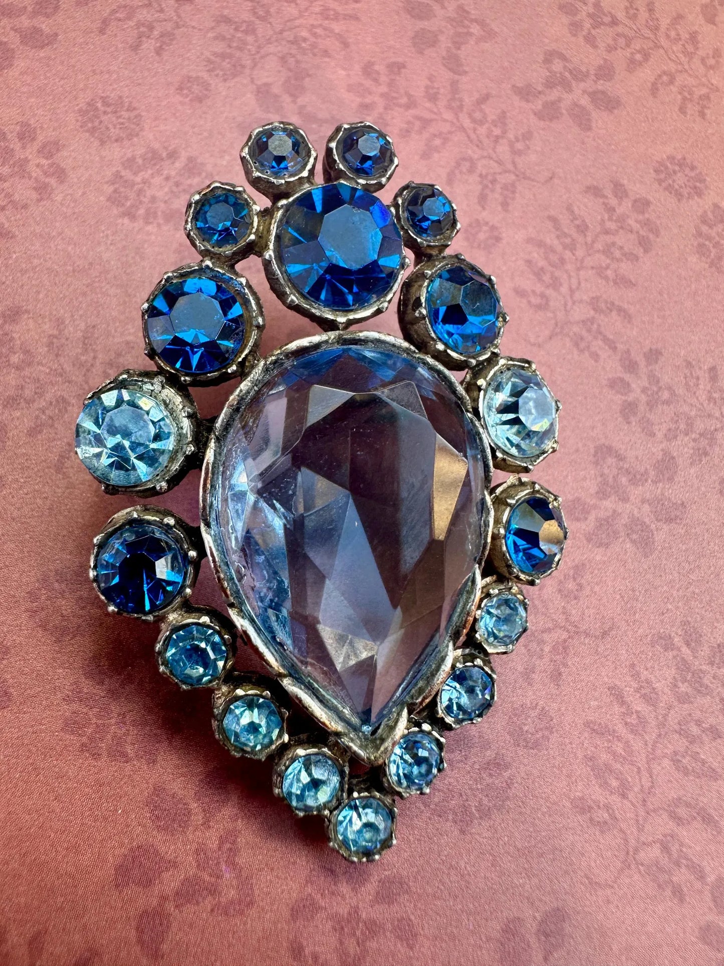 Elegant Art Nouveau brooch in silver-plated metal with vintage floral motifs - Refined retro jewelry, timeless fashion accessory