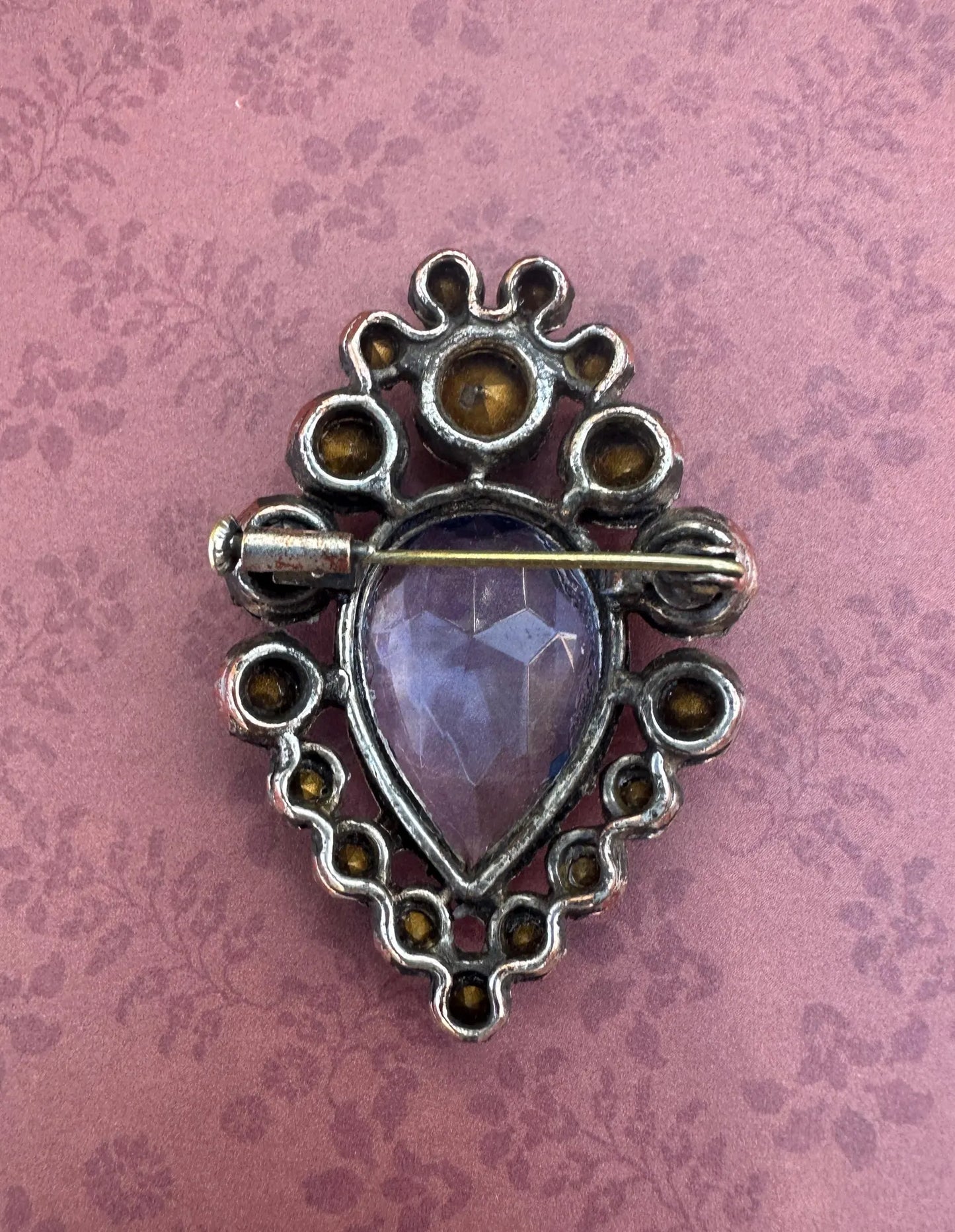 Elegant Art Nouveau brooch in silver-plated metal with vintage floral motifs - Refined retro jewelry, timeless fashion accessory