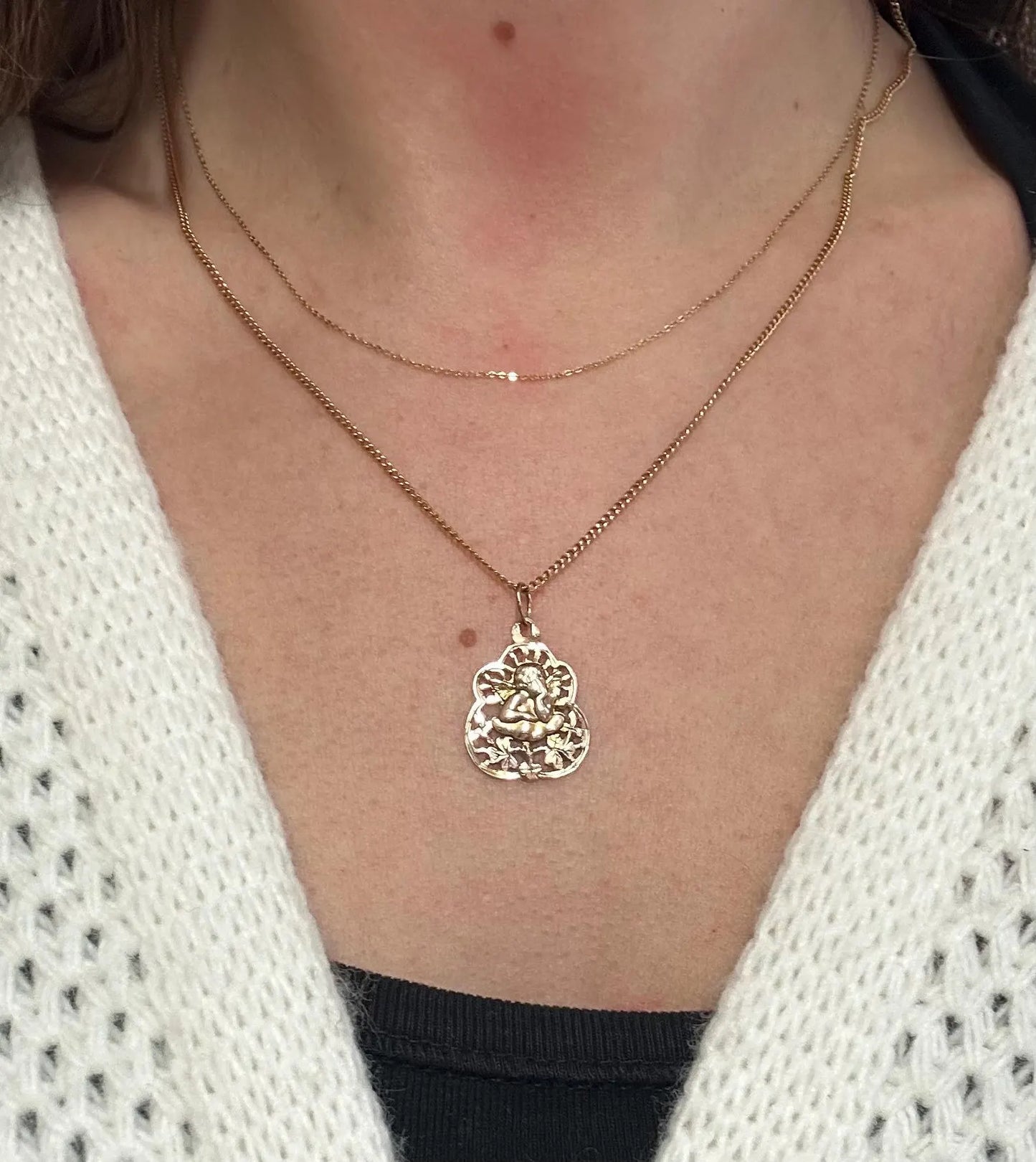 18K gold medal pendant featuring Archangel Raphael. A beautifully crafted religious piece, perfect for spiritual devotion or as a meaningful gift.