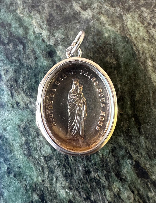Antique reliquary medal in sterling silver vermeil featuring the Virgin Mary and the Child Jesus. A precious religious piece, perfect for a collection or as a spiritual gift."