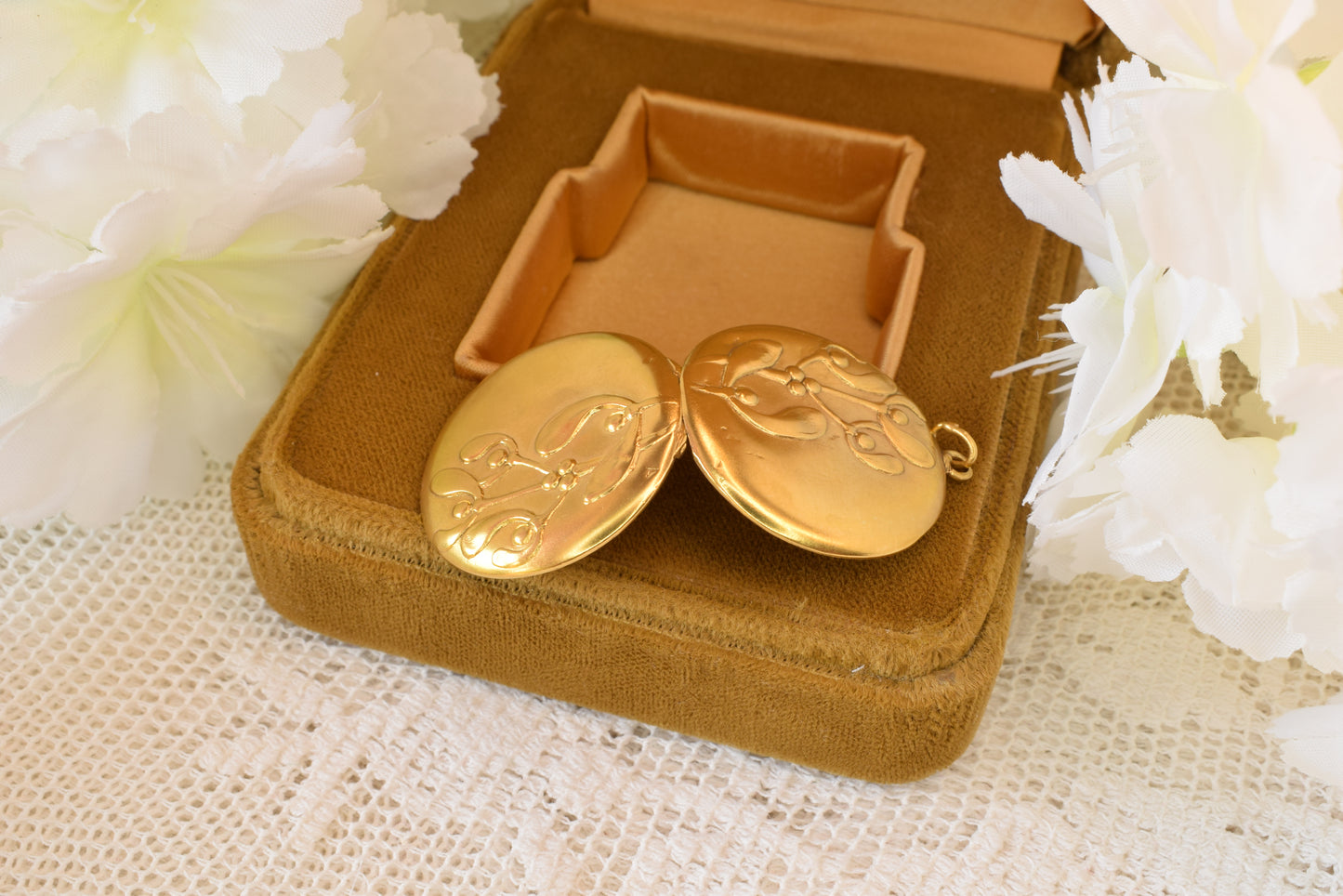 Antique Art Nouveau Gold Filled Locket, Mistletoe Flower Repoussé Pendant, French Round Photo Locket 28mm