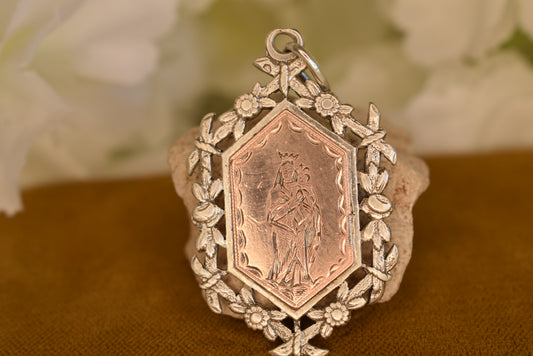 Large Antique Religious Medal in Solid Silver and Rose Gold Plate, Virgin and Child – Souvenir of Notre-Dame du Sacré-Cœur d'Issoudun – French Pendant, 19th/Early 20th Century
