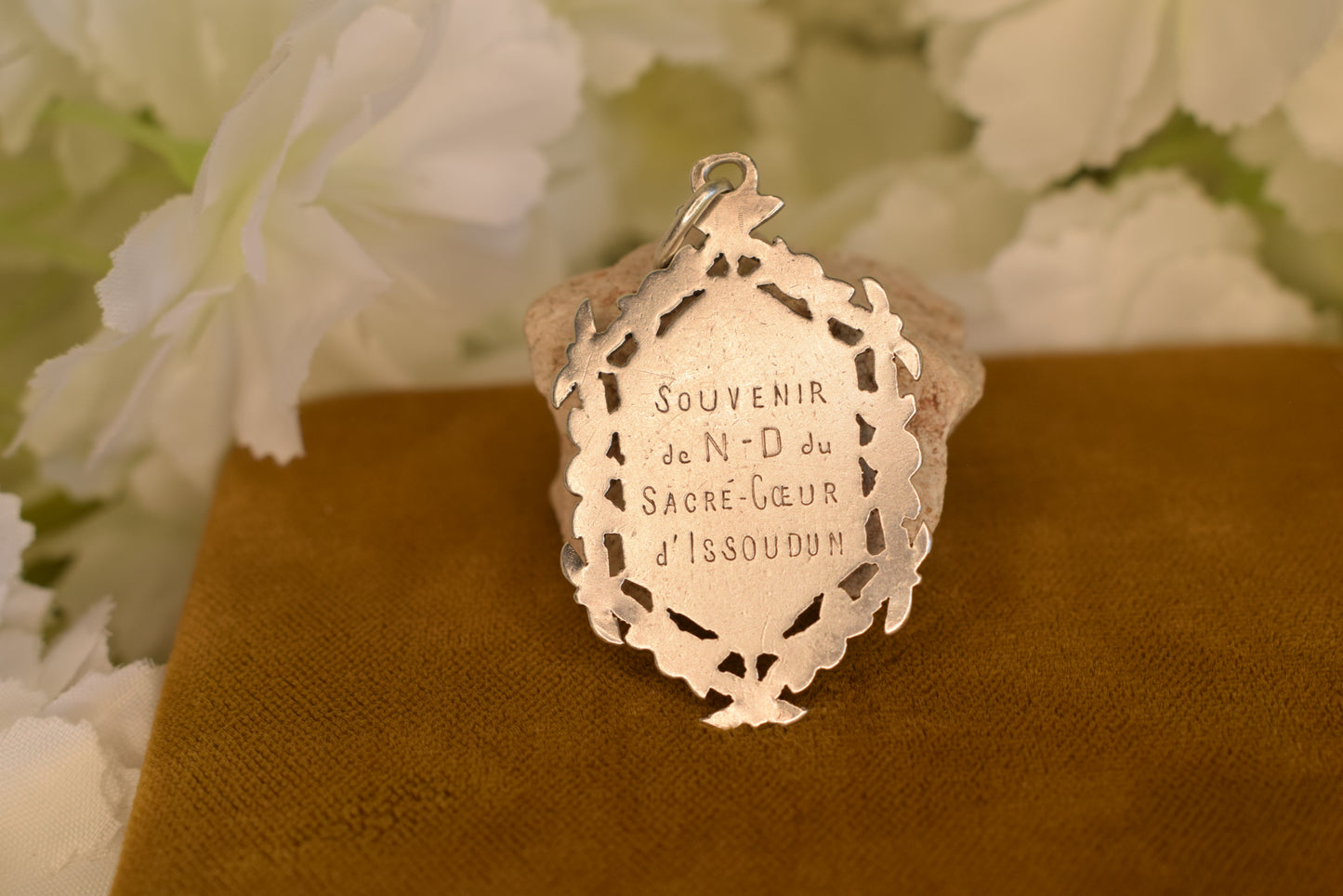 Large Antique Religious Medal in Solid Silver and Rose Gold Plate, Virgin and Child – Souvenir of Notre-Dame du Sacré-Cœur d'Issoudun – French Pendant, 19th/Early 20th Century