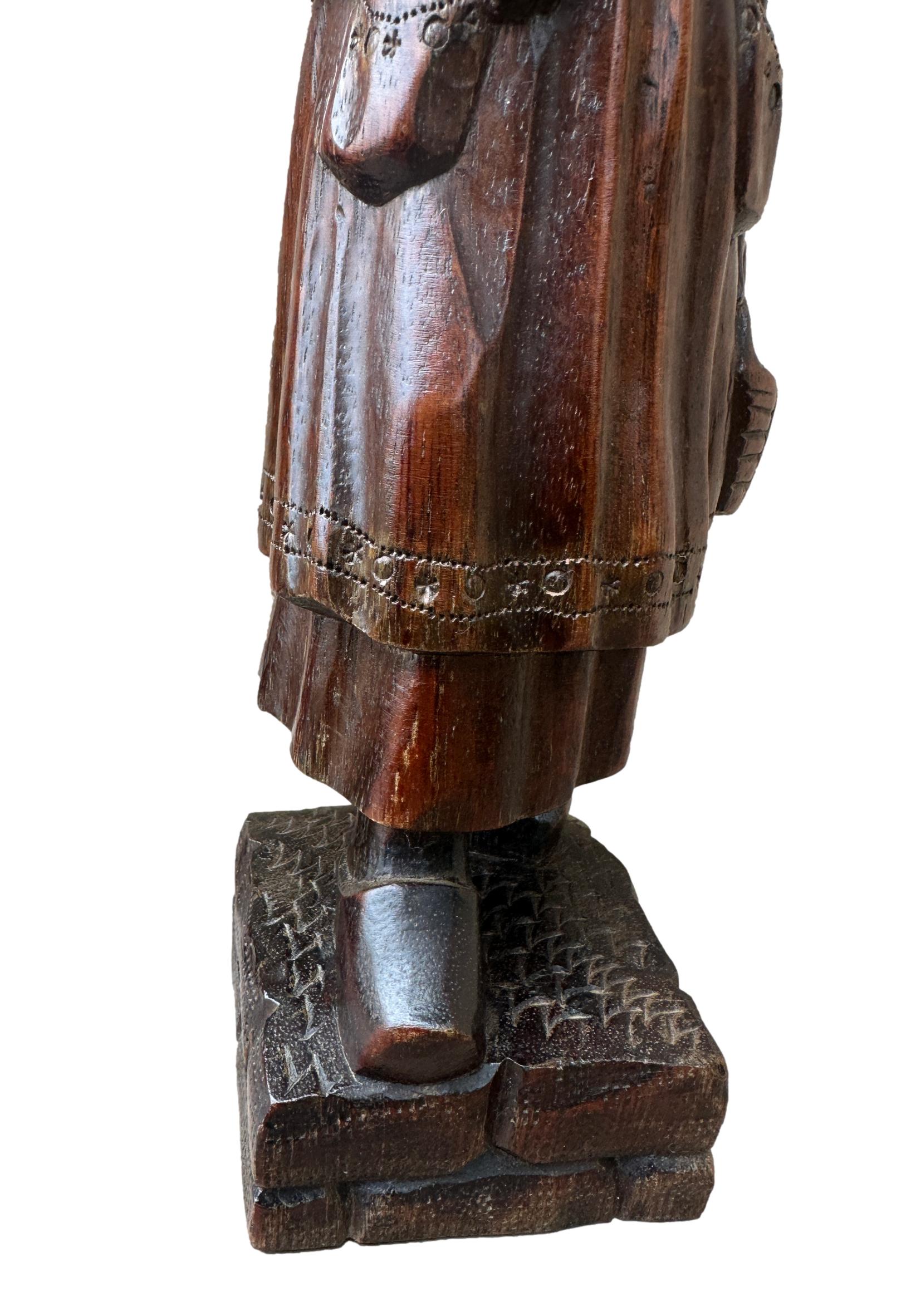 Breton wood sculptures, pair of decorative antique columns for a refined interior