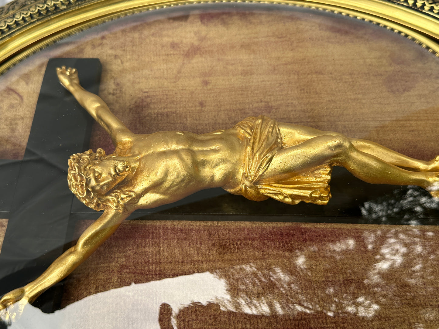 Exceptional Napoleon III Oval Religious Frame – Gold Leaf Christ & Original Domed Glass (c. 1880)