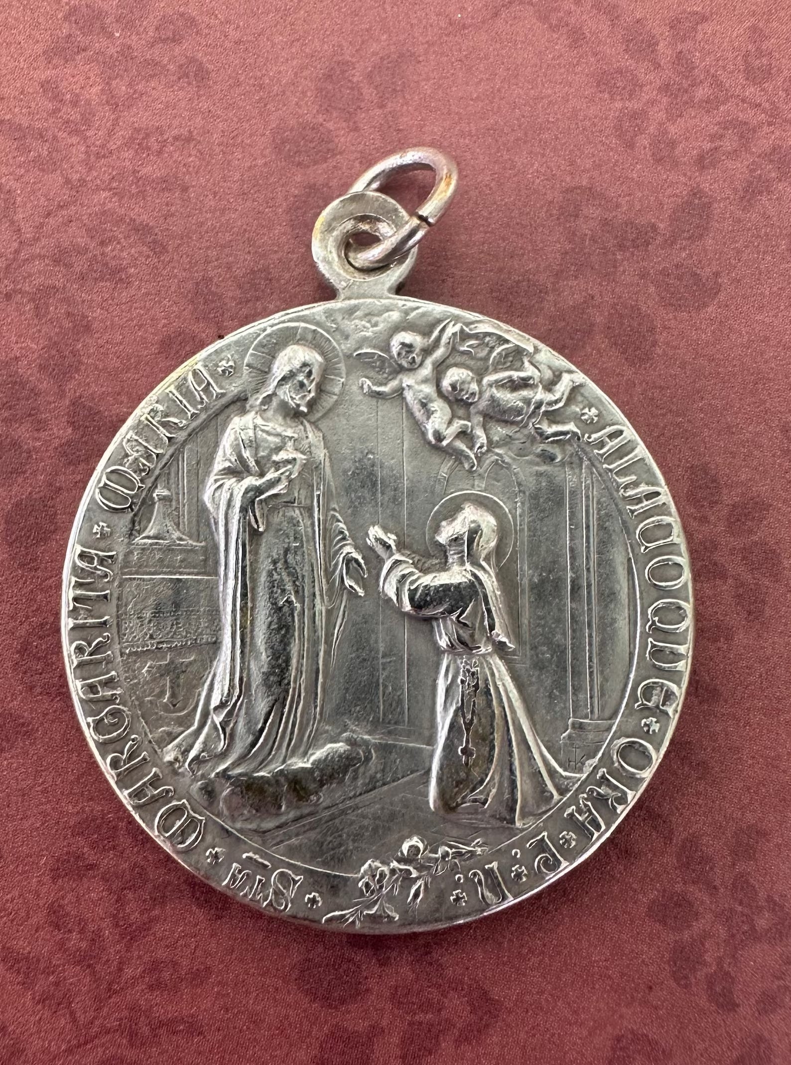Silver-plated bronze religious medal depicting Saint Marguerite-Marie Alacoque, the Sacred Heart of Jesus and Pope Benedict XV. An ancient and spiritual jewel, ideal for a collection or as a gift of faith.