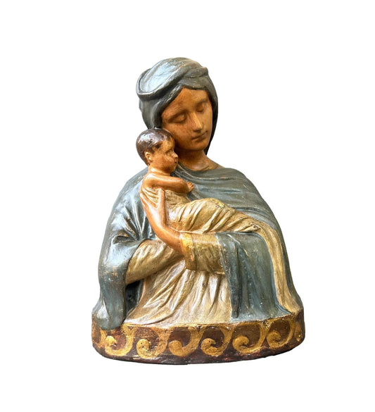 Religious sculpture in polychrome plaster depicting the Virgin and Child, dating from the early 1900s. A work of sacred art rich in detail and symbolism.