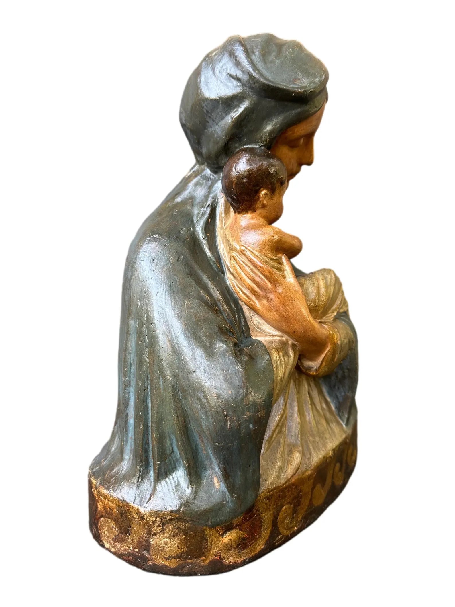 Religious sculpture in polychrome plaster depicting the Virgin and Child, dating from the early 1900s. A work of sacred art rich in detail and symbolism.