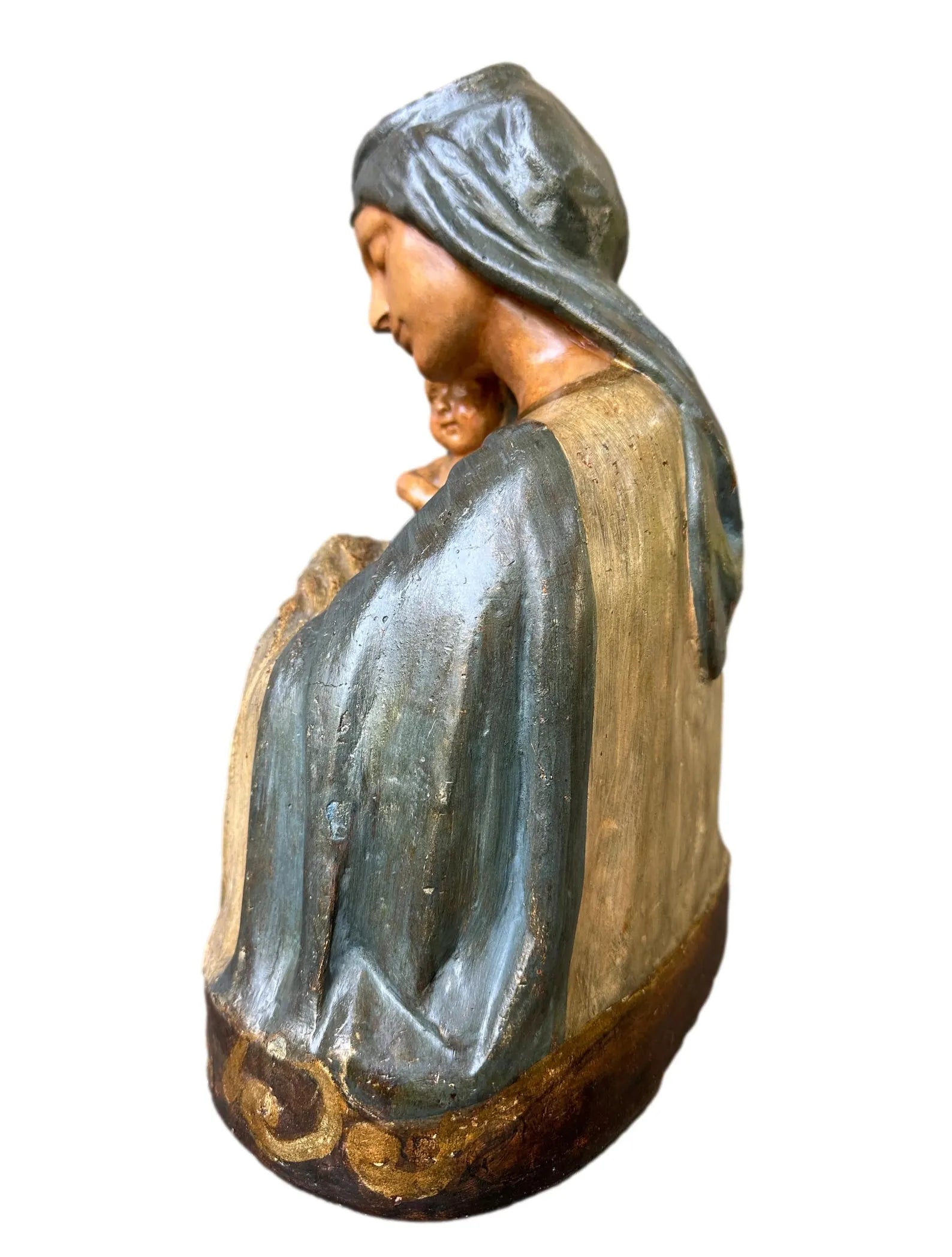 Religious sculpture in polychrome plaster depicting the Virgin and Child, dating from the early 1900s. A work of sacred art rich in detail and symbolism.