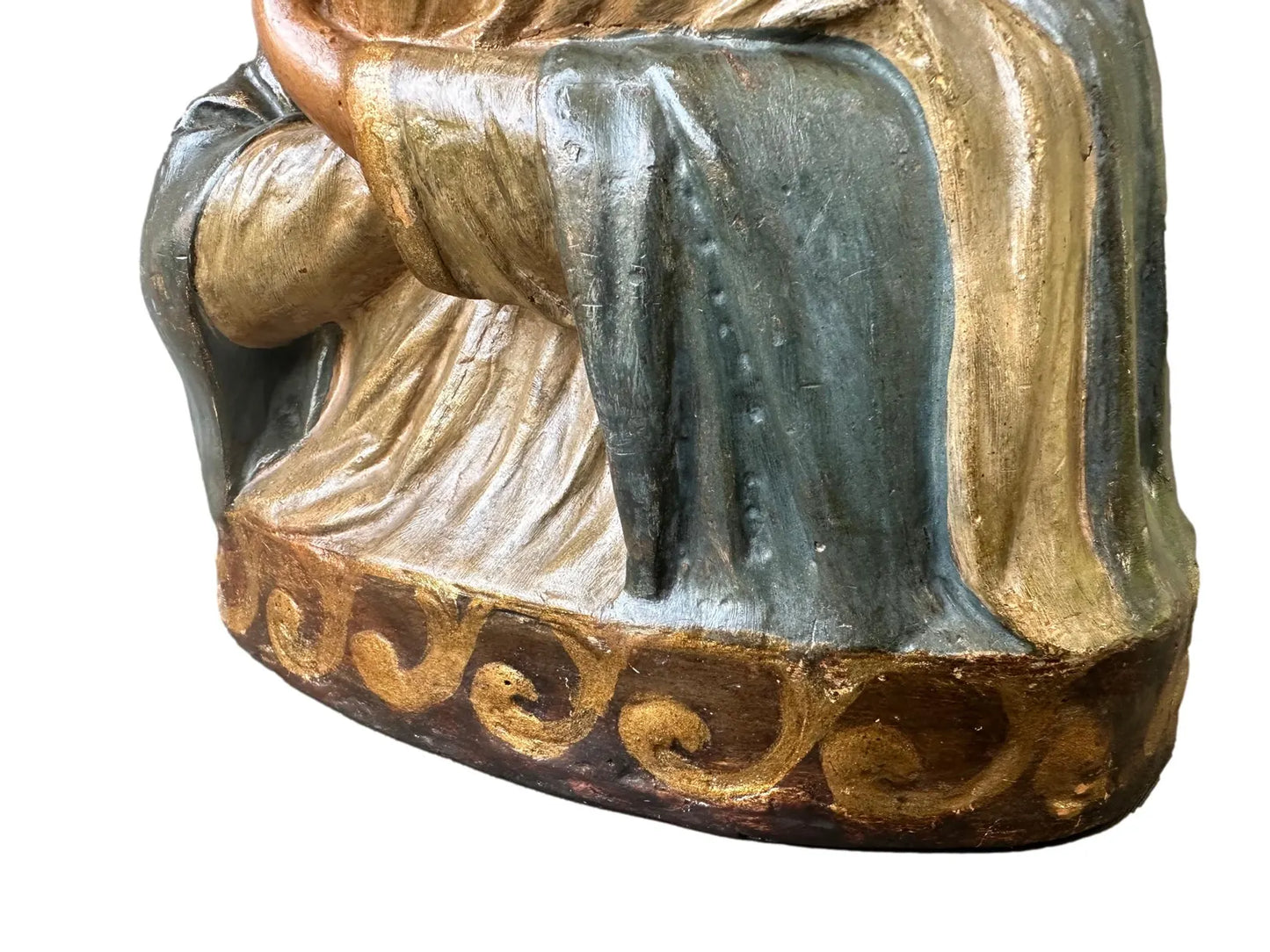 Religious sculpture in polychrome plaster depicting the Virgin and Child, dating from the early 1900s. A work of sacred art rich in detail and symbolism.